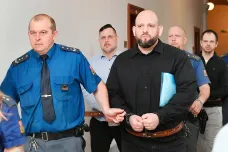 Tři muži souzení za 12 let starou vraždu vyhazovače v Karlových Varech vinu odmítají