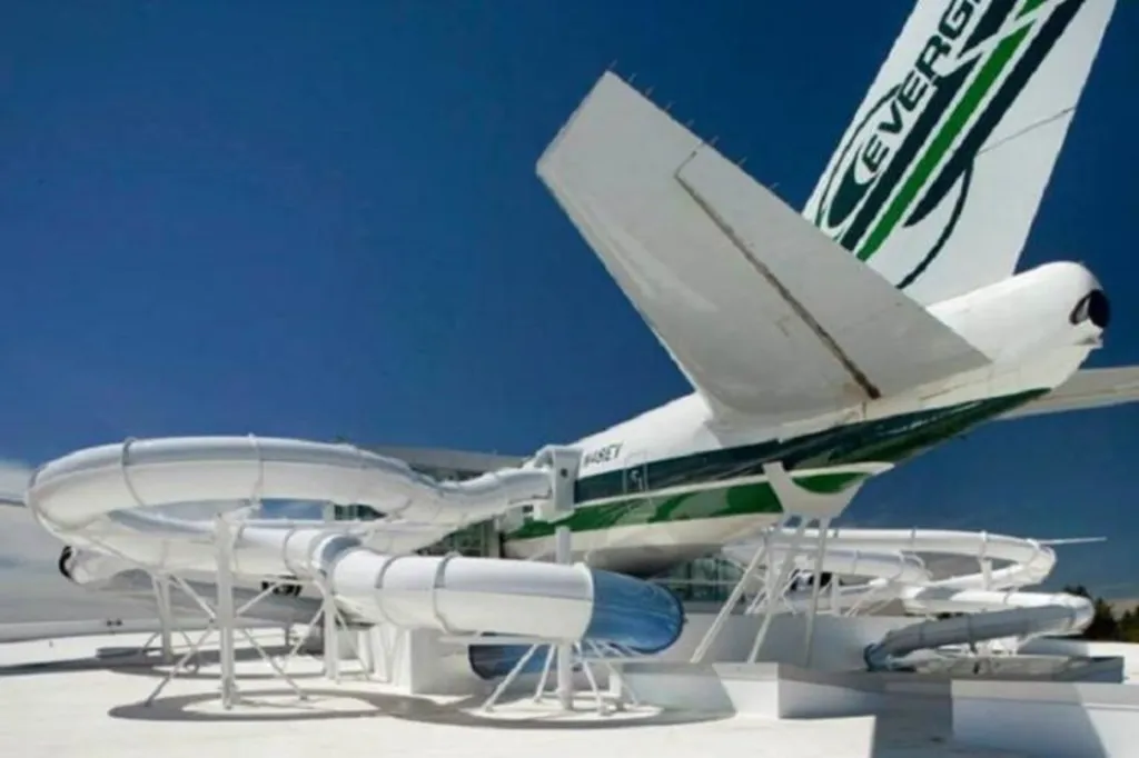 Pokud by někdo zatoužil na vodě prolétnout trupem letadla, může si tento sen splnit v Oregonu, kde je pro něj připraven Boeing 747