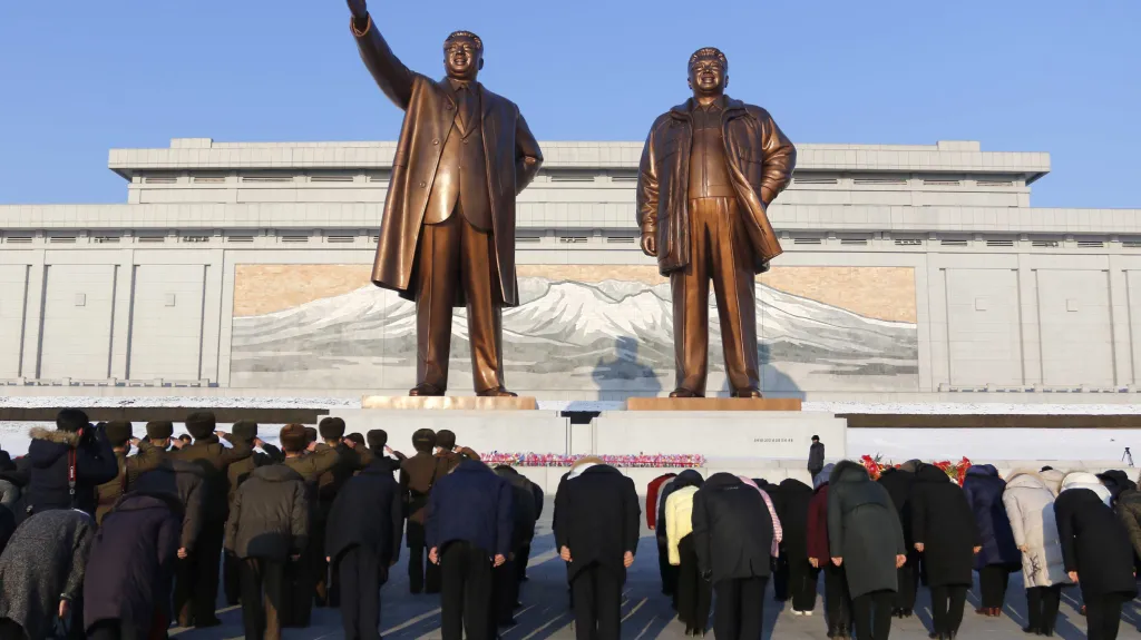 Bronzové sochy Kim Ir-sena a Kim Čong-ila v Pchjongjangu