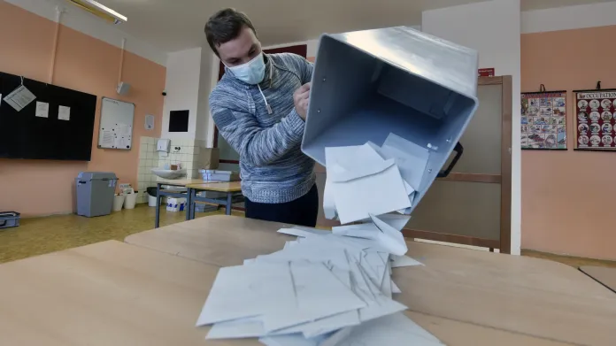 Začátek sčítání hlasů ve volební místnosti v Ostravě