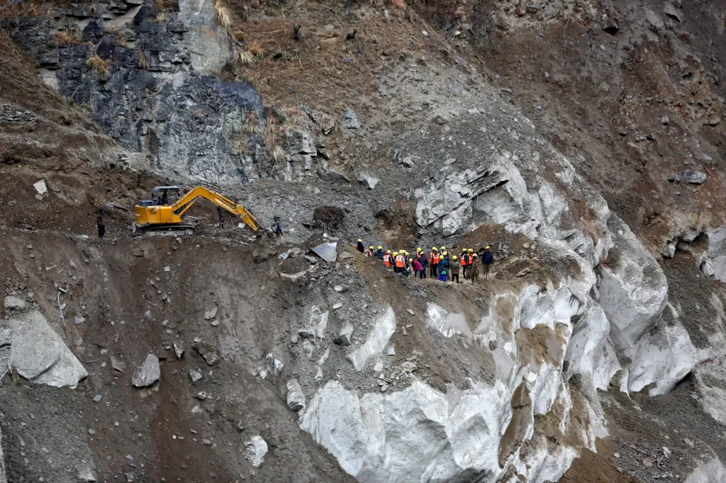 V Indii pokračuje odstraňování škod a hledání osob, které se ztratily minulý týden během sesuvu ledovce v Himálaji. Fotografie vznikla u vesnice Raini ve státě Uttarákhand
