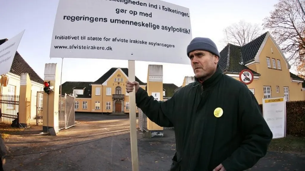 Aktivista před střediskem Center Sandholm (archivní foto)