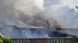 Hořící továrna ve Slavjansku
