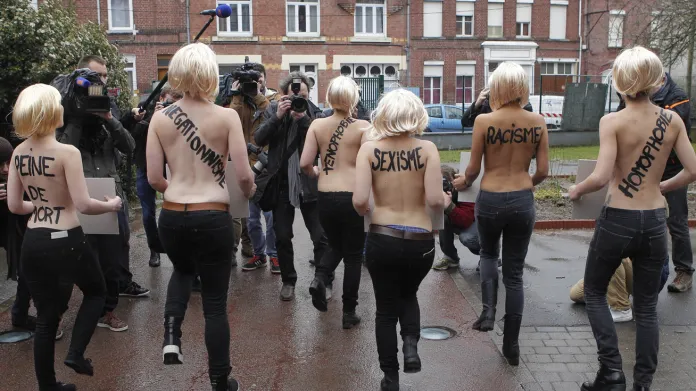 Členky hnutí Femen protestovaly během voleb proti Národní frontě Marine Le Penové