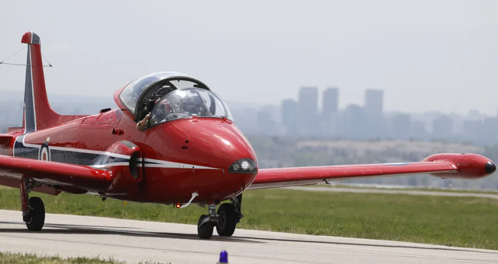 Piloti z Colorada věnují prostředky z letecké exhibice na podporu státu Colorado v souvislosti s bojem proti nemoci Covid-19