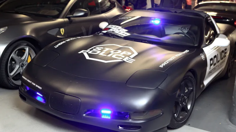 Přehlídka luxusních automobilů k filmu Need for Speed