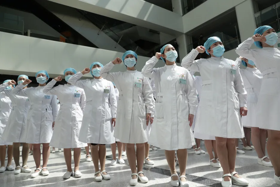 Zdravotní sestry na fotografii jednotně zdraví své nadřízené během Mezinárodního dne sester v nemocnici v čínském Wu-chanu