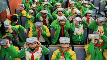Žáci nižšího stupně základní školy s virtuálními brýlemi během výuky v městě Xiangxi Tujia v čínské provincii Hunan
