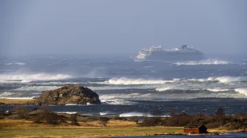 Výletní loď Viking Sky u norského pobřeží