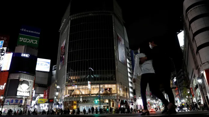 Za běžných okolností tokijská čtvrť Šibuja pulzuje životem.