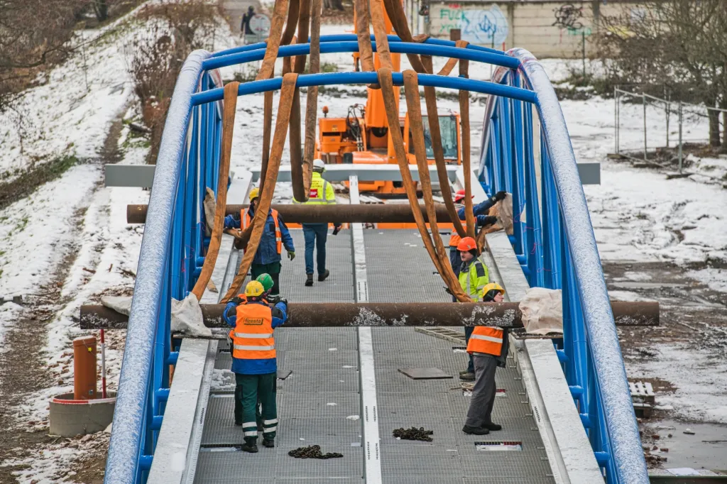 Stavbaři v Brně instalovali novou lávku přes řeku Svitavu