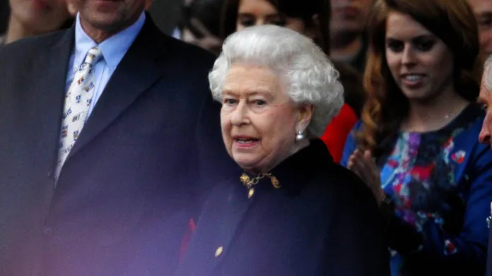 Alžběta II. sleduje koncert před Buckinghamským palácem