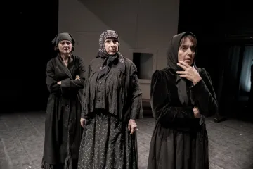 Šikmý kostel je teď i Krzywy kościół. Svědectví o zmizelé Karviné hrají v Těšínském divadle 