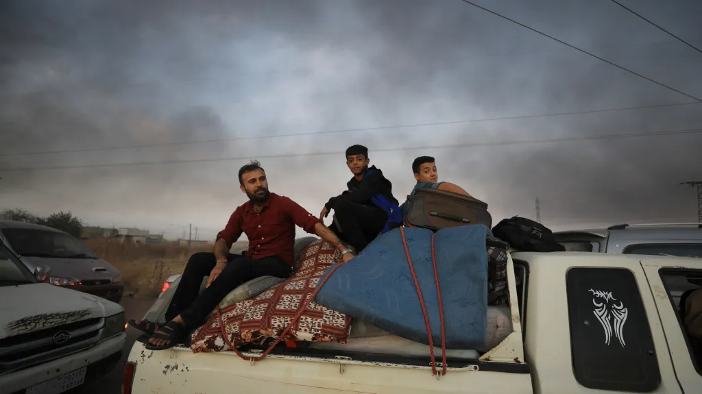 Lidé prchají před tureckou ofenzivou na severu Sýrie