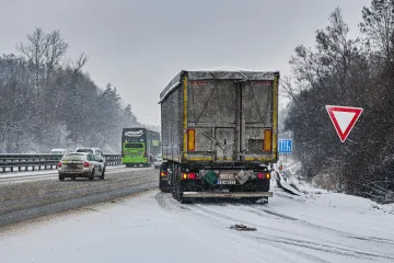 Policie varuje řidiče, aby kvůli sněhové kalamitě nenajížděli na D1 na Vysočině