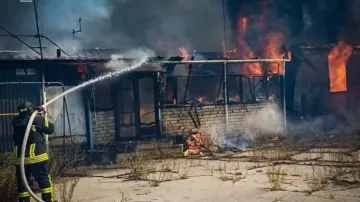 Hasiči odstraňují následky ruského ostřelování v Chersonské oblasti