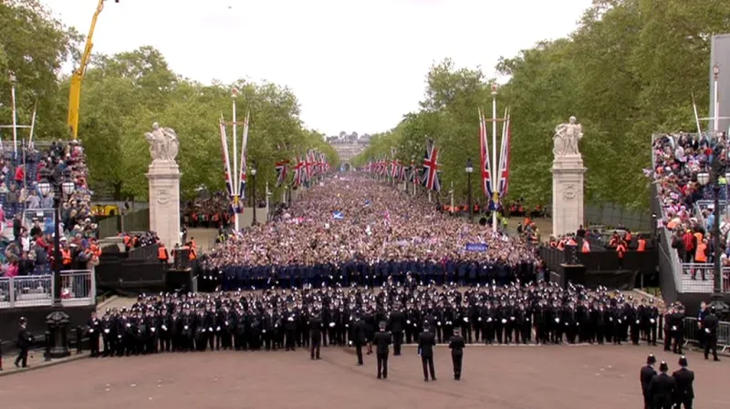 Davy lidí před Buckinghamským palácem