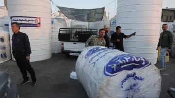 Lidé v Íránu nakupují barely na vodu