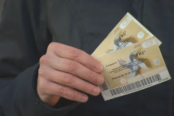 Místo poukázek zase sociální dávky. Senát navrhuje, aby senioři a nemocní dostávali znovu peníze