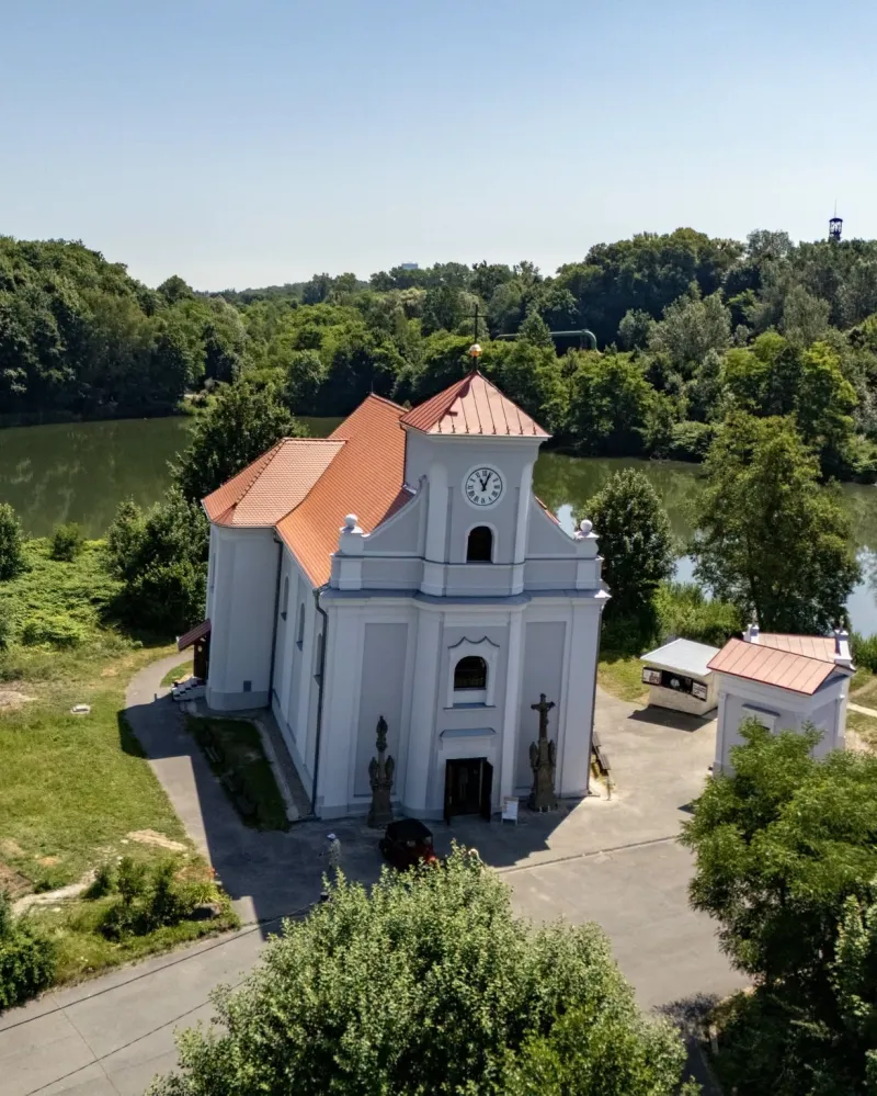 Skončila obnova šikmého kostela v Karviné. Září původními barvami