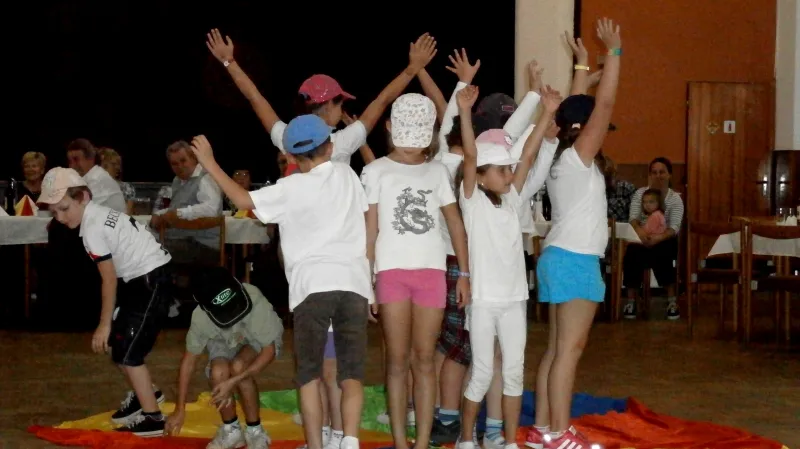 Vystoupení dětí při setkání důchodců v Košticích