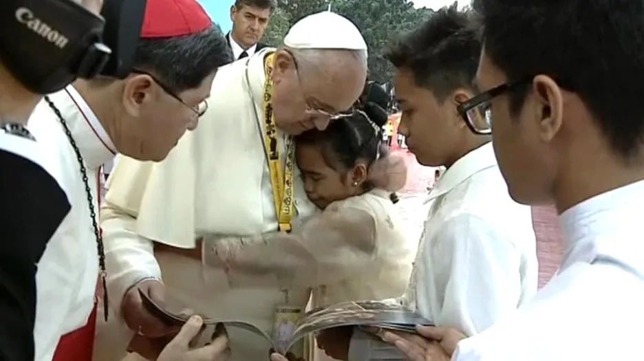 Papež s mladou Filipínkou