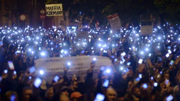 Maďaři protestovali proti zdanění internetu