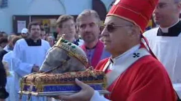 Kardinál Miloslav Vlk nese lebku svatého Václava