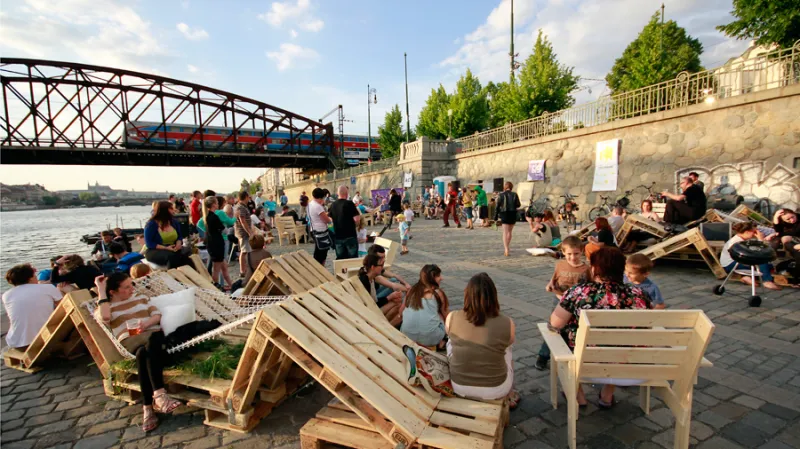 Výsledek čtyřdenního studentského workshopu pořádaného iniciativou urbanACT z roku 2011 s cílem oživit městské prostředí Prahy a vzbudit zájem lidí o město, ve kterém žijí.