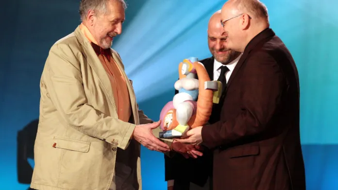 Cenu Genia smíchu získal Jan Vodňanský (vlevo), cenu předal ministr kultury Daniel Herman.