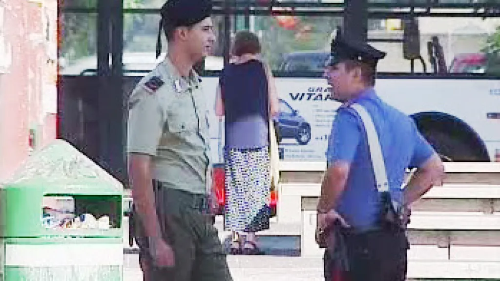 Italský policista a voják v ulicích Říma