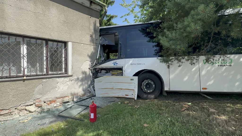 Autobus na Olomoucku najel do rodinného domu