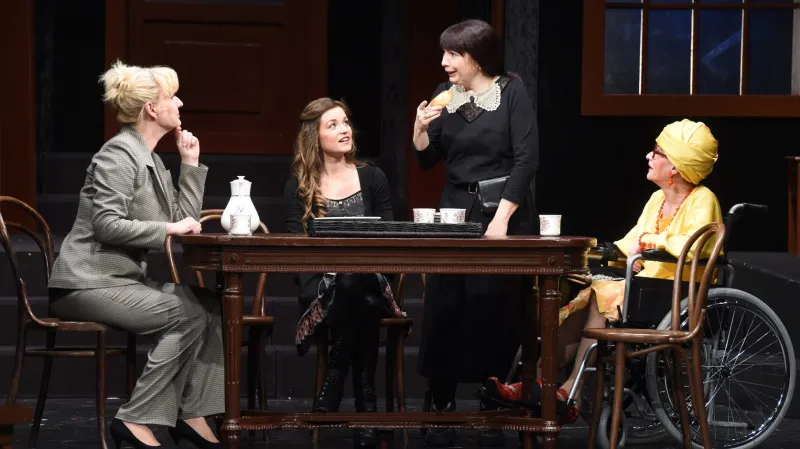 Osm žen / Ivana Lebedová, Tereza Bartošová, Hana Vaňková a Dana Fialková