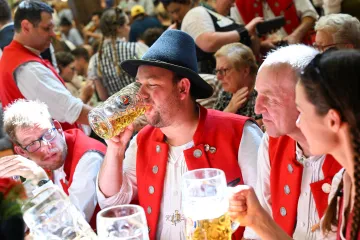 Německo Němcům místo L’amour Toujours. Party hit se přestává hrát kvůli neonacistům
