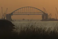 Krymský most je třeba zničit, zní z Kyjeva. Rusové kontrolují každého, kdo jej chce překročit