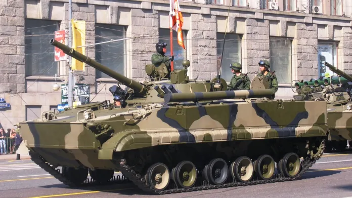 Standardní bojové vozidlo pěchoty se skládá z podvozku, svařeného z ocelových plátů a osazeného zpravidla pásovým pojezdovým ústrojím. Na podvozku je umístěna bojová věž, ve které se nachází hlavní výzbroj.