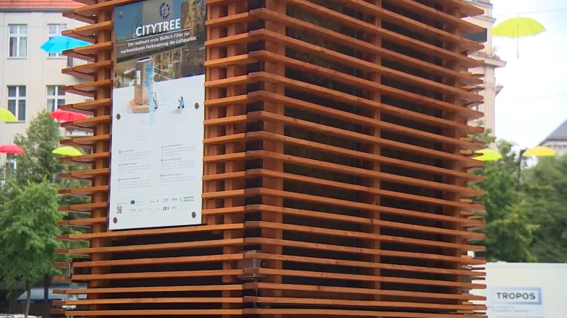 Městský strom, který je panelem z živého mechu