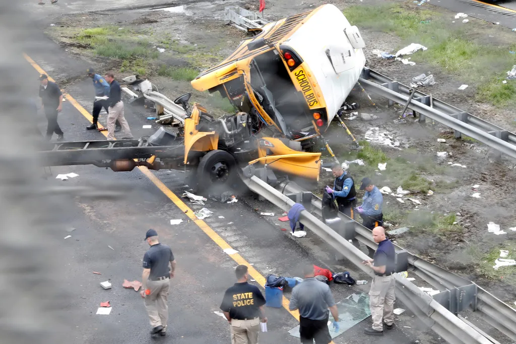Policie a vyšetřovatelé u vraku školního autobusu po nehodě zaviněné srážkou s kamionem v americkém New Jersey