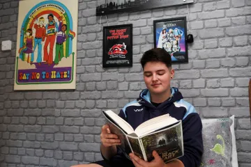 Anglie omezuje genderovou léčbu pro děti