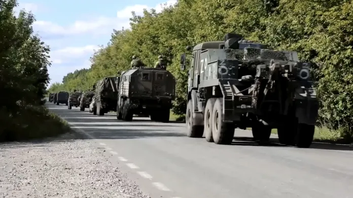 Moskva zveřejnila video ukazující konvoje, které se údajně přesouvají do Charkovské oblasti