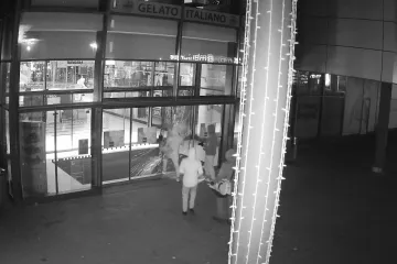 Šperky a hodinky za 20 milionů ukradli v prosinci zloději v nákupním centru Arkády. Policie hledá svědky