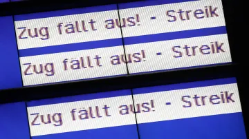 Streik, objevilo se na tabulích na německých nádražích. Začala stávka strojvedoucích