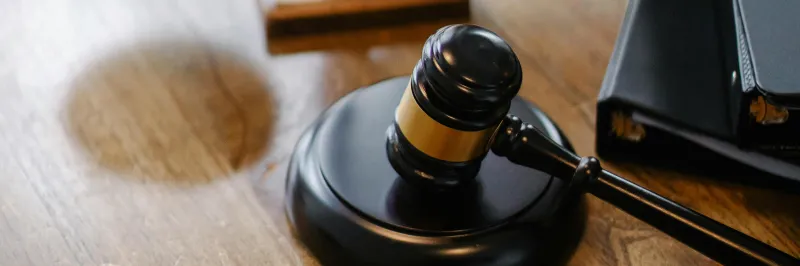 Muž, který útočil v obchodním domě v Hradci Králové, půjde před soud