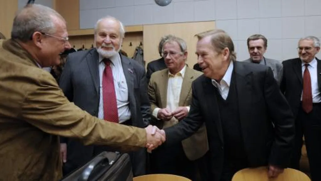 Havel se zdraví s Adamem Michnikem