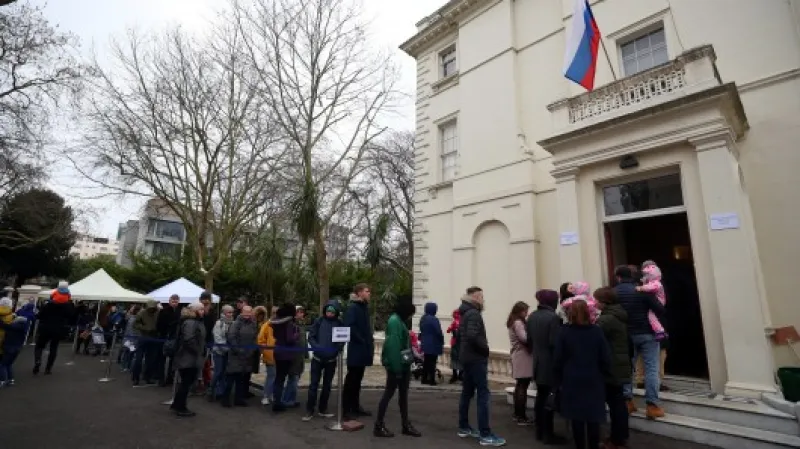Fronta před ruskou ambasádou v Londýně,  Autor: Hannah McKay,  Zdroj: Reuters