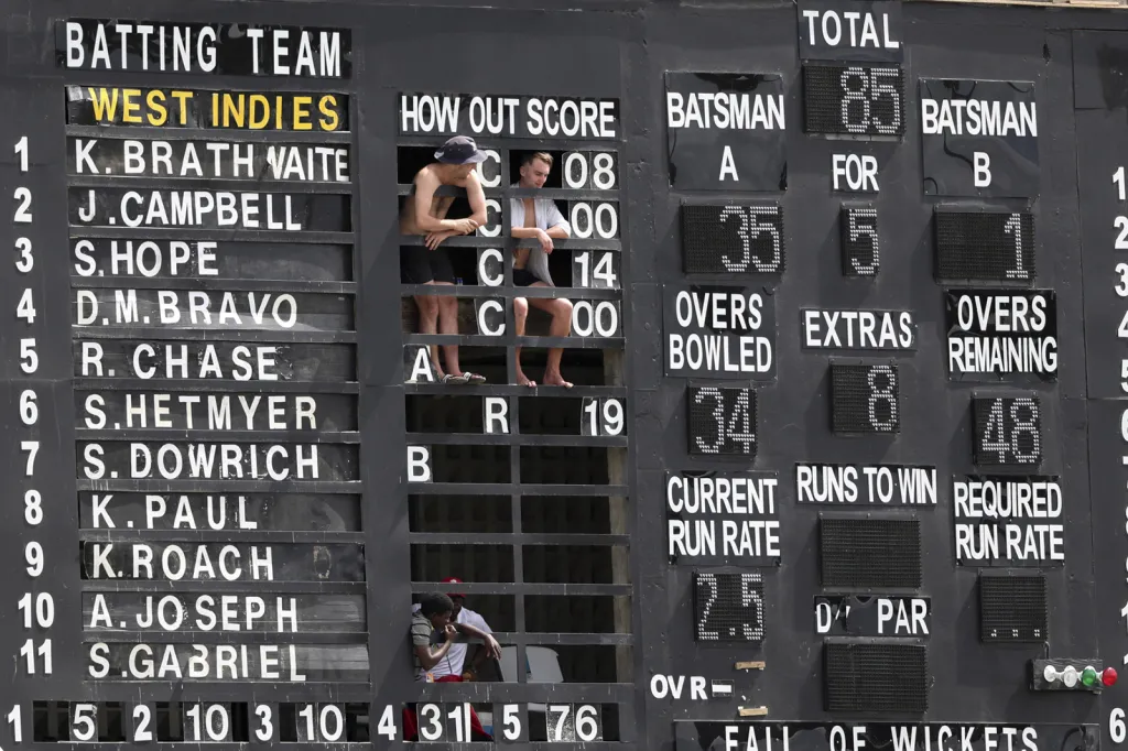 Diváci sledují kriketový zápas mezi Anglií a západní Indií na hřišti Daren Sammy Cricket Ground v Gros Islet ve městě St. Lucia