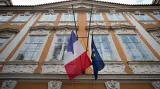 Francouzská ambasáda – vlajky spuštěné na půl žerdi