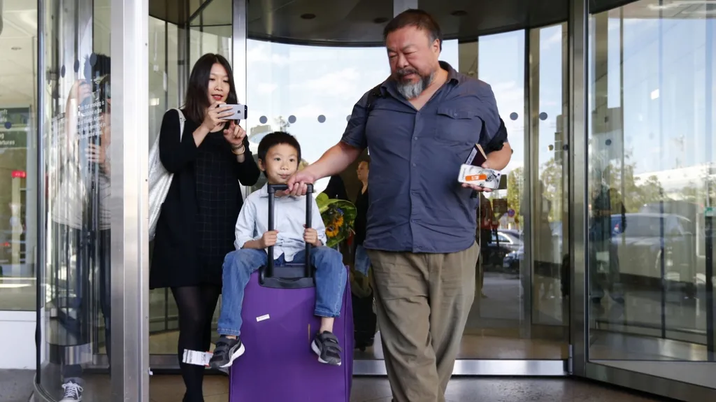 Aj Wej-wej s partnerkou a synem po příletu do Mnichova