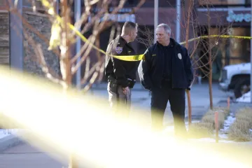 Střelec zabil v coloradském supermarketu deset lidí. Policie ho identifikovala a obvinila