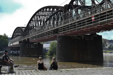 Z Výtoně na Smíchov zase suchou nohou. Lávka na železničním mostě se otevře příští týden